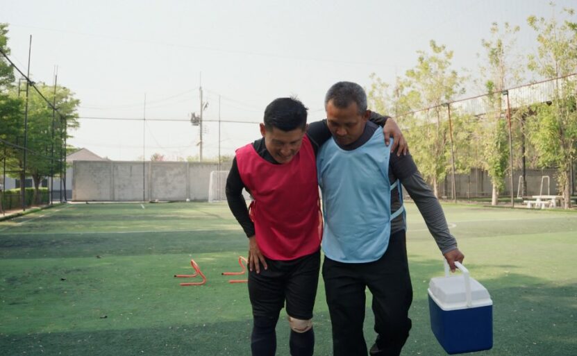 Soccer physio helps injured player